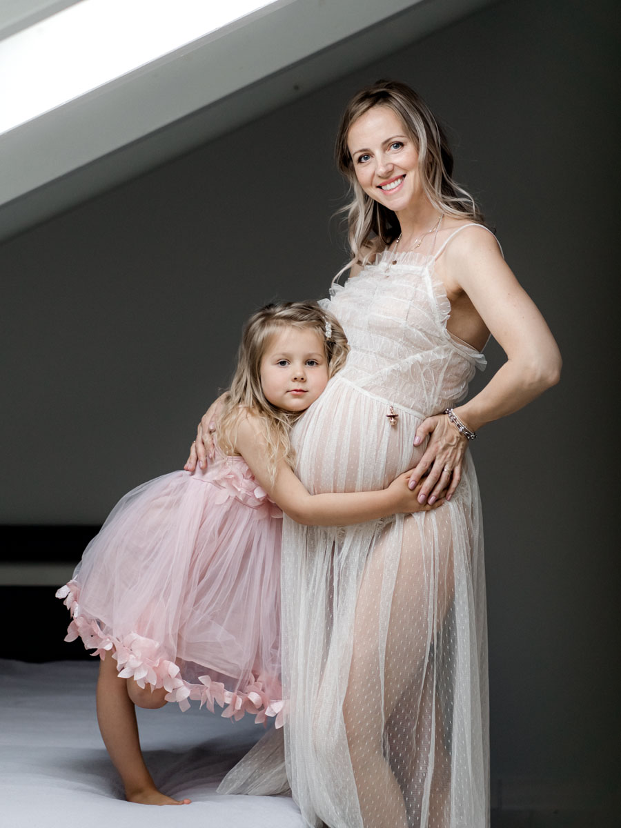 Un’esperienza unica - servizio fotografico gravidanza Alba in studio con mamma in attesa.