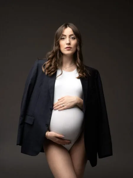 Ritratto di gravidanza nello studio fotografico di Alba