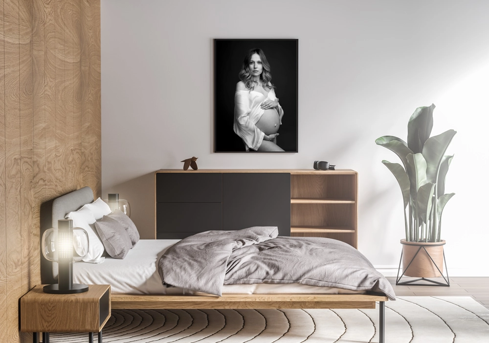 stampa-fotografica-gravidanza-bra Mockup di una cornice con stampa fotografica di gravidanza appesa in un ambiente elegante a Bra.