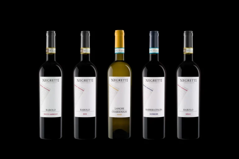 Bottiglie di vino su fondo nero