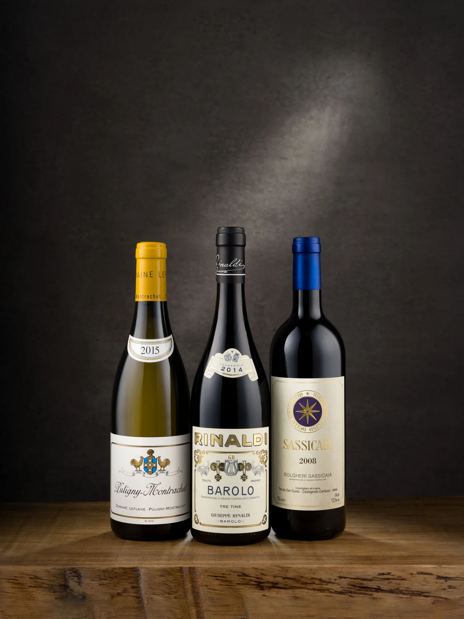 Still life di bottiglie di vino fotografate in studio ad Alba