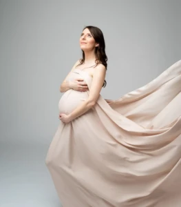 Ritratto minimalista di gravidanza in studio a Bra.