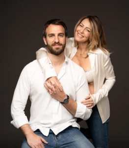 Donna incinta che abbraccia teneramente il pancione a Bra.