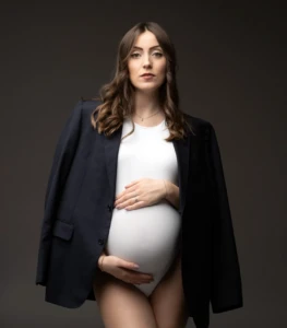 Ritratto gioioso di futura mamma in gravidanza a Bra.