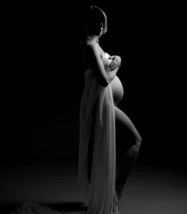 Foto artistica con riflessi di maternità a Bra.