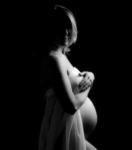 Ritratto sereno e armonioso di donna incinta a Bra.