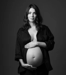 Donna che accarezza il pancione con amore a Bra.