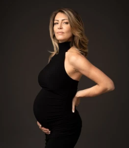 Primo piano delle mani sul pancione a Bra.