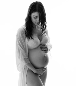 Ritratto artistico di donna incinta illuminata a Bra.