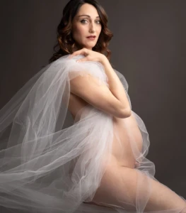 Posa che esprime forza e femminilità durante la gravidanza a Bra.