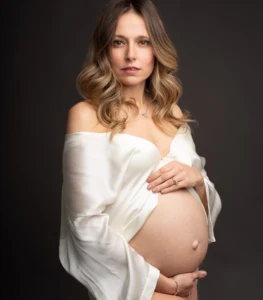 Ritratto emozionale di futura mamma a Bra.