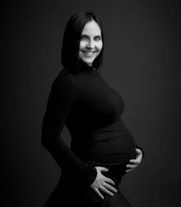 Sessione con luce naturale per una mamma incinta a Bra.