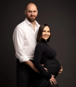 Fotografia elegante in bianco e nero di gravidanza a Bra.