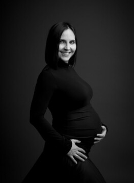 Servizio fotografico gravidanza Alba - ritratto elegante in studio di mamma in attesa