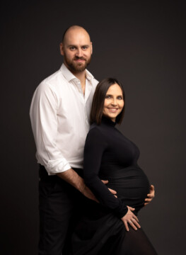 Fotografo gravidanza Alba - mamma in attesa con abito fluido in studio